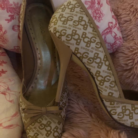 BCBG pointed toe bow pump - Picture 3 of 3